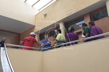 Los afectados por el retraso en el pago de las nóminas municipales exigen cobrar (Foto TA)